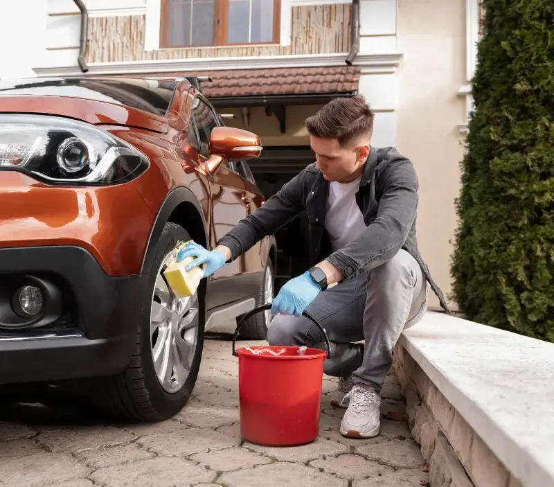 Lavage auto à domicile Saint-Folquin : professionnel intervenant sur un véhicule